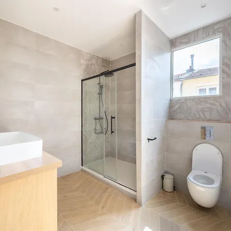 Maison Spacieuse Avec Terrasse Dans Le Centre De Reims