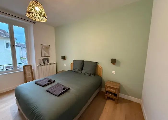 Maison Spacieuse Avec Terrasse Dans Le Centre De * 랭스