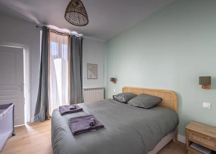 Maison Spacieuse Avec Terrasse Dans Le Centre De 빌라 랭스