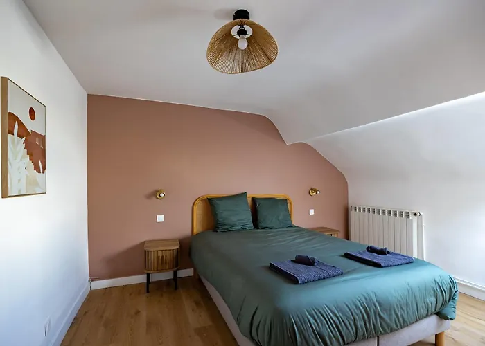 Maison Spacieuse Avec Terrasse Dans Le Centre De 빌라 랭스