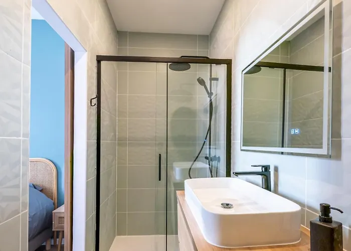 Maison Spacieuse Avec Terrasse Dans Le Centre De 랭스